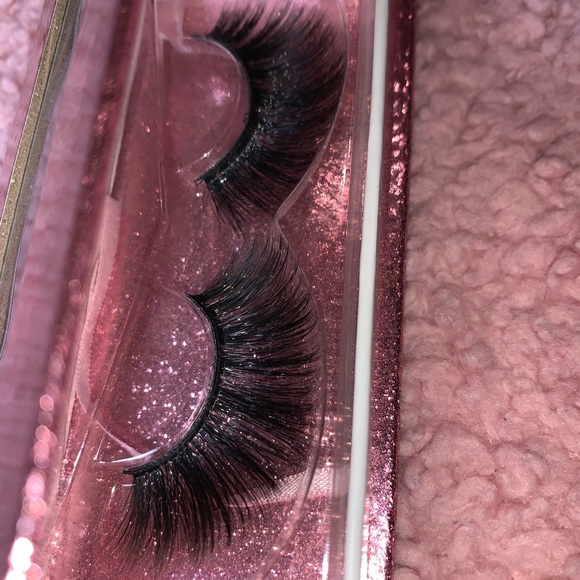 Eyelashes - Picture 4 of 5